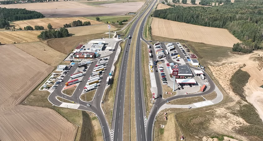 Zdjęcie: wizualizacja autostrady A3 z parkingami w Jadwisinie. źródło: GDDKiA 