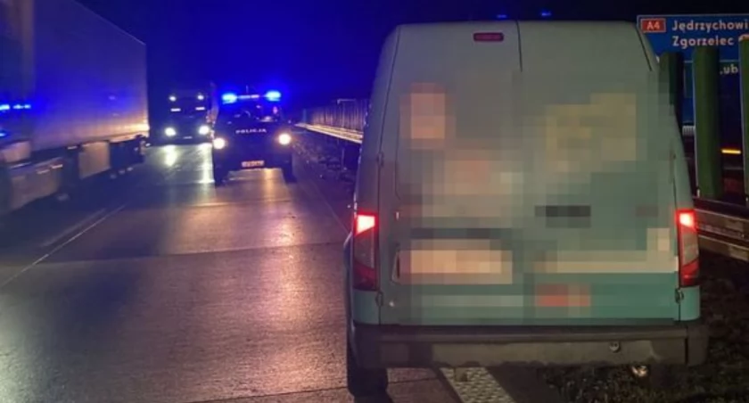 Zdjęcie. Samochód zatrzymany przez policję na autostradzie A4. Fot. Komenda Powiatowa Policji w Złotoryi