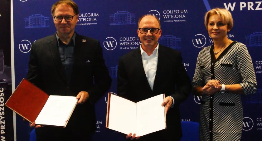 Zdjęcie: Podpisanie umowy o współpracy. Od lewej: prof. dr hab. Andrzej Panasiuk (rektor Collegium Witelona Uczelnia Państwowa),  Joerg Schmalenbach (prezes Mercedes-Benz Manufacturing Poland), Ewa Korwek (członkini zarządu, dyrektorka HR Mercedes-Benz Manufacturing Poland). Fot. Piotr Kanikowski