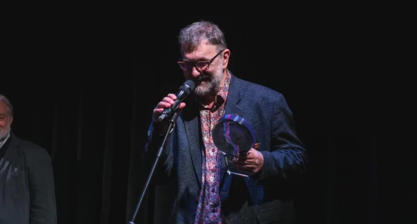 Zdjęcie: Jacek Głomb, dyrektor Teatru Modrzejewskiej w Legnicy, odbiera Nagrodę Główną 2. Festiwalu Arcydzieł. Fot. Wiktoria Cieśla/ Teatr im. Wandy Siemaszkowej w Rzeszowie