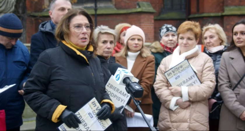 Zdjęcie: Styczeń 2022 r. Posłanki Małgorzata Kidawa-Błońska, Iwona Śledzińska-Katarasińska i Urszula Augustyn inicjują w Legnicy zbiórkę podpisów pod obywatelskim projektem ustawy o in vitro. Fot. Piotr Kanikowski 
