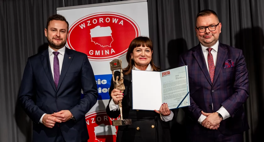 Zdjęcie: burmistrz Prochowic Alicja Sielicka odbiera nagrodę Fot.: Urząd Miasta i Gminy w Prochowicach