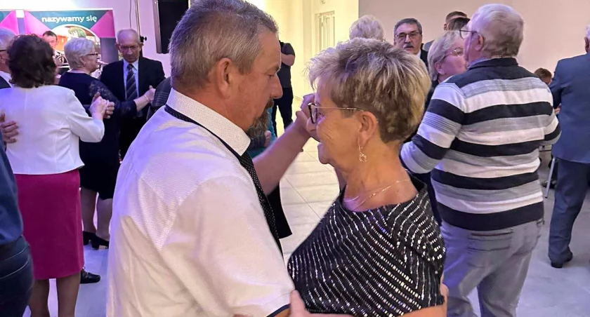 Zdjęcie: seniorzy na parkiecie Fot.: GOKiS Legnickie Pole