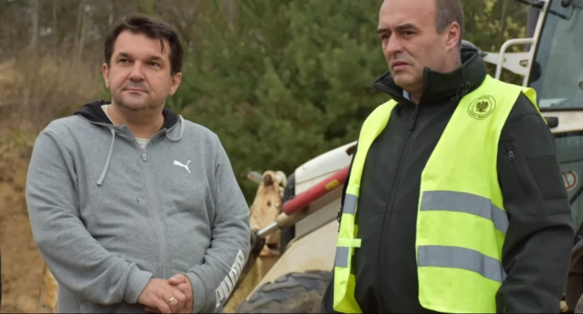 Zdjęcie: Wójt gminy Chojnów Andrzej Pyrz i Tomasz Kubicki, zastępca dyrektora Wojewódzkiej Inspekcji Ochrony Środowiska we Wrocławiu podczas kontroli żwirowni w Czernikowicach. Fot. Urząd Gminy Chojnów