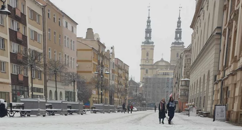 Zdjęcie: legnicki rynek w śniegu Fot.: czytelnik (dziękujemy!)