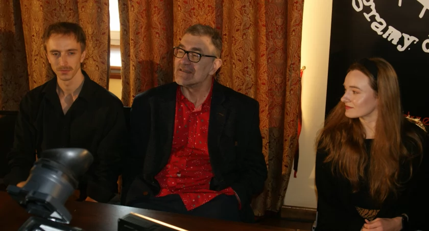 Zdjęcie: Jacek Głomb, dyrektor Teatru Modrzejewskiej w Legnicy, z nowymi aktorami Anną Sienicką i Arkadiuszem Jaskotem. Fot. Piotr Kanikowski 
