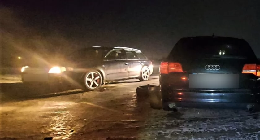 Zdjęcie: samochody, biorące udział w kolizji Fot.: KMP