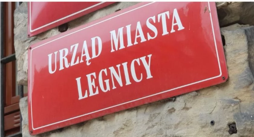 Zdjęcie: Tablica na budynku Urzędu Miasta w Legnicy. Fot. Andrzej Trzeciak