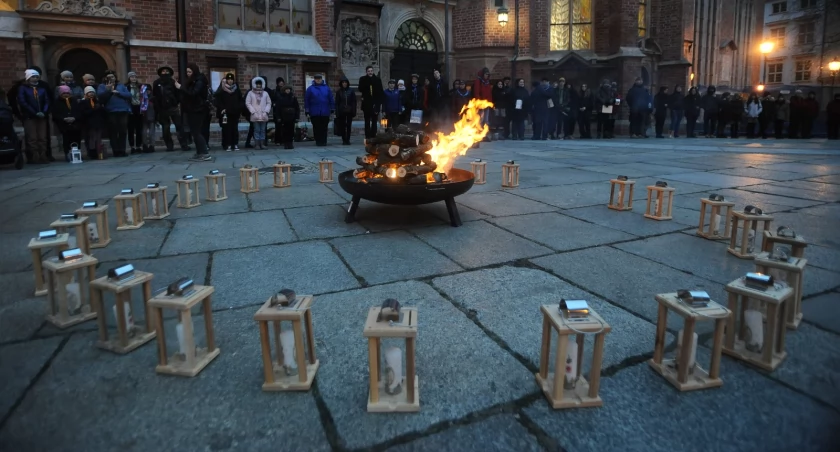 Zdjęcie: Ubiegłoroczna uroczystość dzielenia Betlejemskiego Światła Pokoju we Wrocławiu. Źródło: Komenda Hufca ZHP w Legnicy