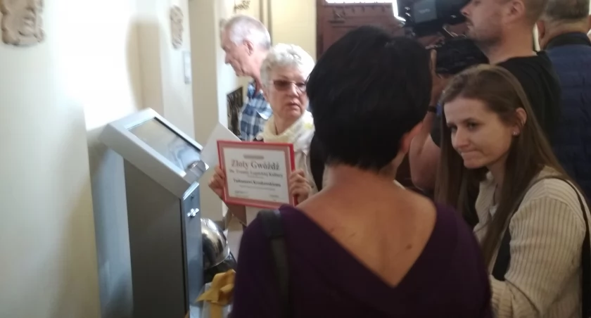 Zdjęcie: Lipiec 2022 roku. Obrońcy teatru bezskutecznie próbują dostać sę do sekretariatu prezydenta Legnicy. Fot. Piotr Kanikowski