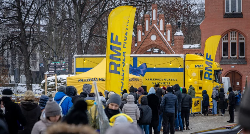 Zdjęcie: rozdawanie choinek Fot.: RMF FM