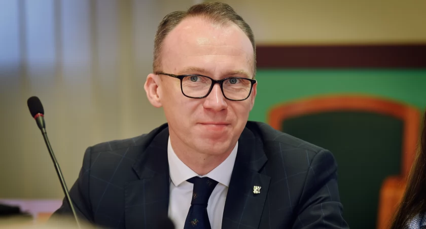 Zdjęcie: Maciej Kupaj na sesji Rady Miejskiej Legnicy. Fot. Aga Jackiewicz