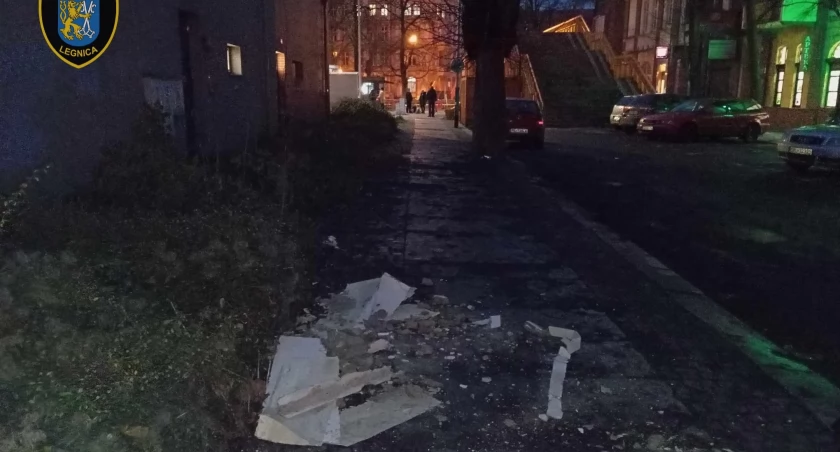 Zdjęcie: Odpadł tynk na ul. Skarbowej w Legnicy. Fot. Straż Miejska w Legnicy