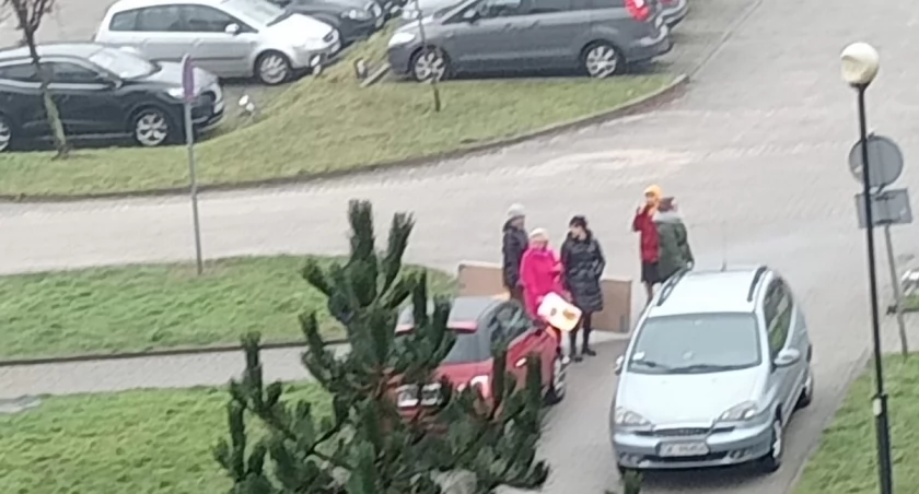 Zdjęcie: Mieszkańcy osiedla TBS wstrzymują kierowców szukających skrótu. Zdjęcie nadesłane