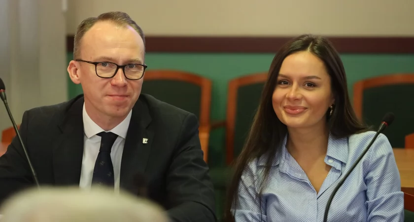Zdjęcie: Maciej Kupaj i Aleksandra Krzeszewska na sesji Rady Miejskiej Legnicy. Fot. Aga Jackiewicz