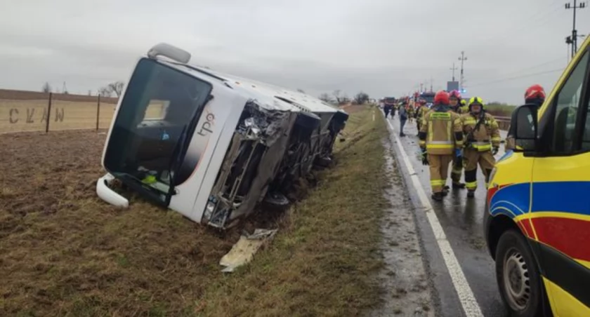 Zdjęcie: wypadek autokary pod Legnicą Fot.: KMP
