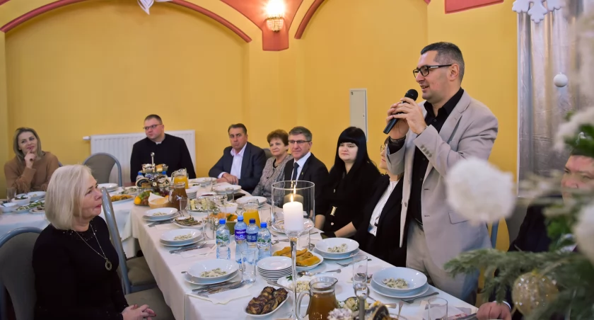 Zdjęcie: Rafał Plezia i Ewa Patrzek podczas Wigilii Warsztatów Terapii Zajęciowej  Fot.: Aga Jackiewicz