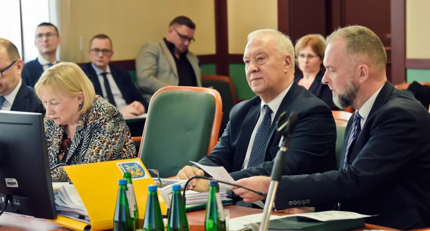 Zdjęcie: (od lewej) zastępczyni prezydenta Legnicy Jadwiga Zienkiewicz, prezydent Tadeusz Krzakowski oraz zastępca prezydenta Krzysztof Duszkiewicz podczas sesji budżetowej 22 grudnia 2024. Fot. Aga Jackiewicz