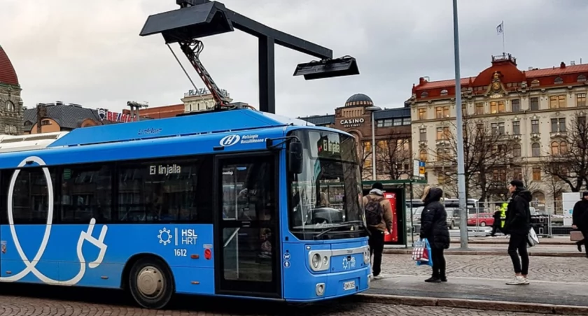 Zdjęcie: Autobus elektryczny ładowany przez pantograf. Fot. Pixabay