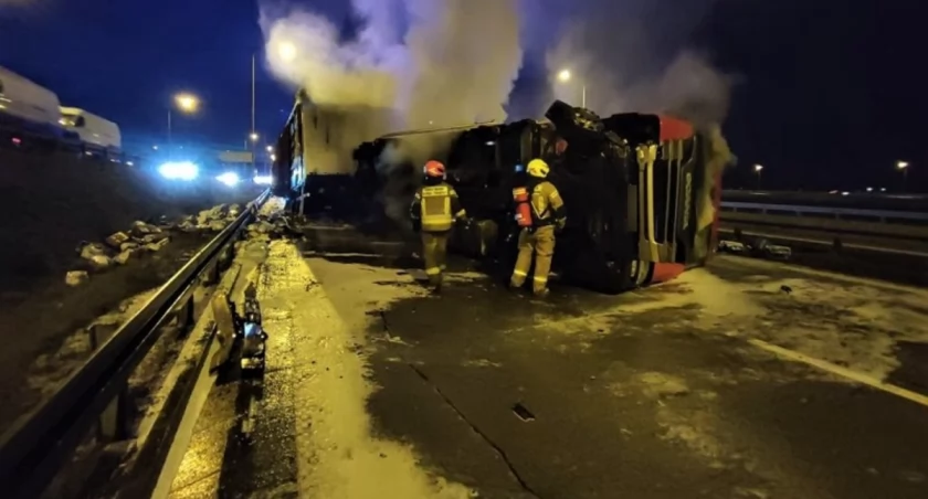 Zdjęcie: Strażacy gaszą pożar na autostradzie. Fot. Komenda Miejska Policji w Legnicy