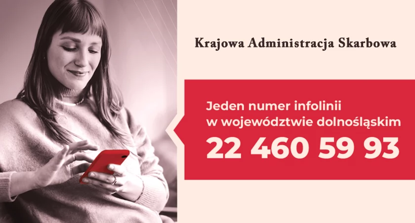Zdjęcie: kobieta korzystająca z telefonu Fot.: KAS