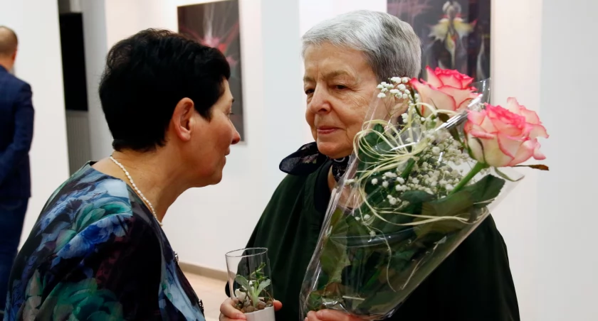 Zdjęcie: Maria Krół podczas wernisażu wystawy w Galerii Sztuki