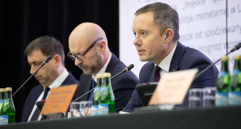 Zdjęcie (od prawej): Prezes KGHM Tomasz Zdzikot i wiceprezesi Mirosław Kidoń oraz Marek Pietrzak. Fot. KGHM Polska Miedź S.A.