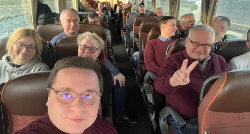 Zdjęcie: Autokar z reprezentacją Legnicy w drodze na tzw. Protest Wolnych Polaków. Źródło: Twitter/ Rafał Rajczakowski