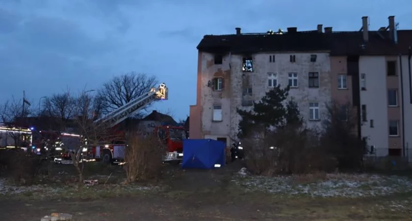 Zdjęcie: 7marca 2023 r., ugaszona kamienica przy ul. Głogowskiej. Fot. Policja Legnica