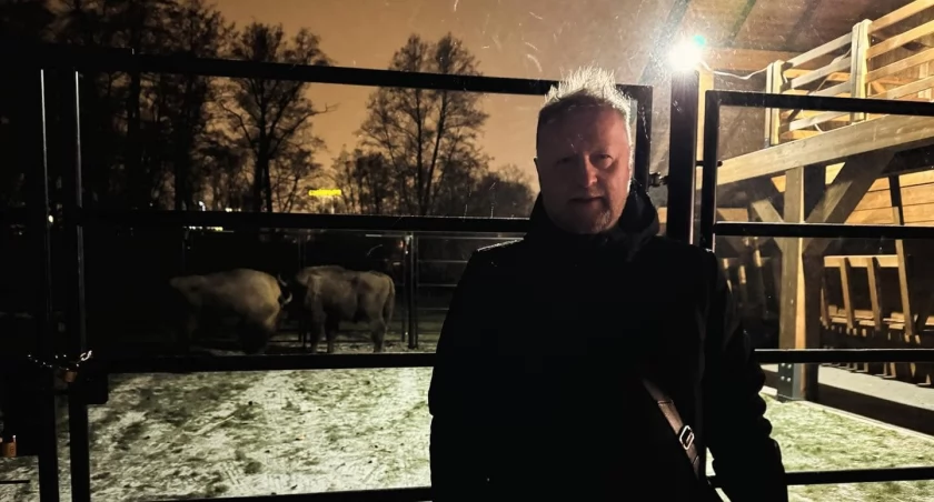 Zdjęcie: Robert Raczyński oraz żubry Połysk i Pobrzęk. Źródło: Facebook.pl/ Robert Raczyński