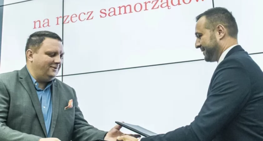 Zdjęcie: Były prezes KGHM Marcin Chludziński i wójt gminy Rudna Adrian Wołkowski na uroczystym przekazaniu darowizn dla gmin we wrześniu 2020 r. Fot. KGHM polska Miedź S.A.