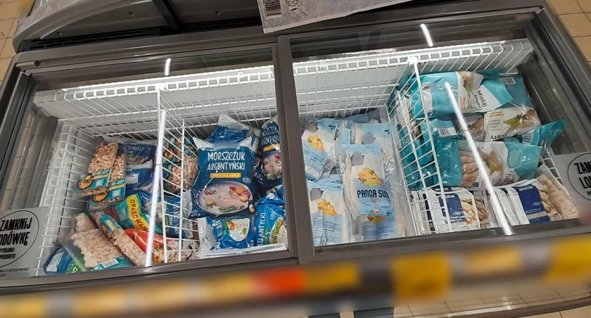 Zdjęcie: zamrażarka z rybami w sklepie