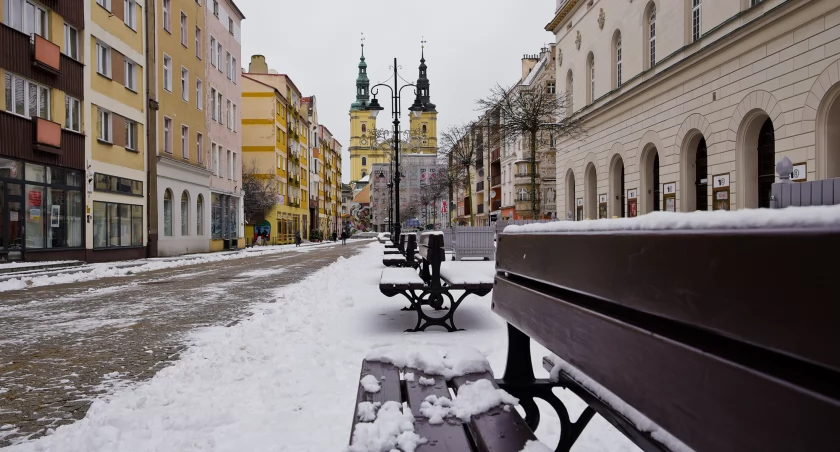 Zdjęcie: Legnicki rynek w śniegu Fot.: Aga Jackiewicz