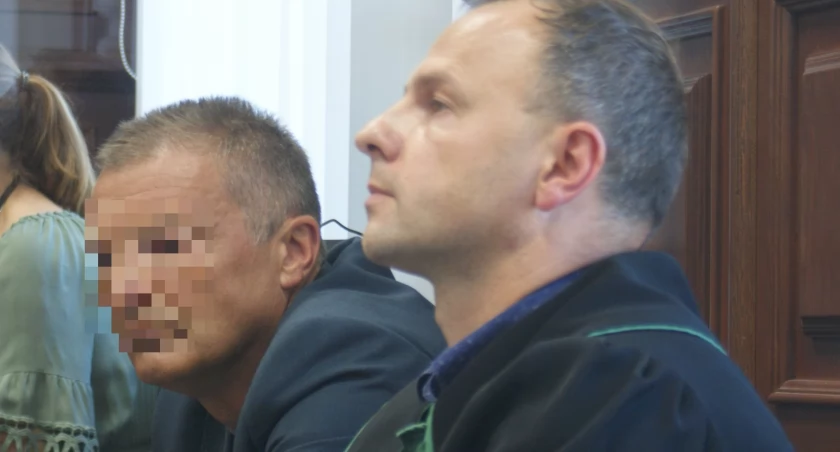Zdjęcie: Tomasz P. na ławie oskarżonych. Na pierwszym planie mecenas Marcin Harasimowicz. Fot. Piotr Kanikowski