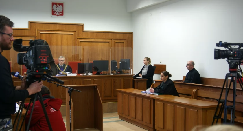 Zdjęcie: Sędzia Bartłomiej Treter prowadzi rozprawę w Sądzie Okręgowym w Legnicy. W ławie oskarżonych ks. Włodzimierz G. ze swoją obrończynią. Fot. Piotr Kanikowski