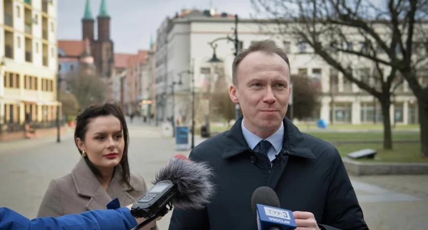 Zdjęcie: Kandydat na prezydenta Maciej Kupaj i Aleksandra Krzeszewska z jego sztabu na konferencji prasowej. Fot. Aga Jackiewicz