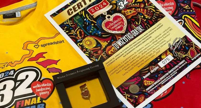 Zdjęcie: wyrób ze złota, certyfikat i koszulka Fot.: Sztab nr 2285