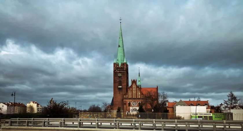 Zdjęcie: niebo nad Legnicą, kościół Fot.: Aga Jackiewicz