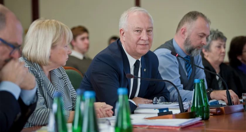Zdjęcie: Prezydent Legnicy Tadeusz Krzakowski na sesji 29 stycznia 2024. Fot. Aga Jackiewicz
