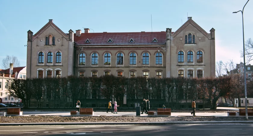 Zdjęcie: Budynek Zespołu Szkół Ekonomicznych przy pl. Słowiańskim w Legnicy. Fot. Aga Jackiewicz
