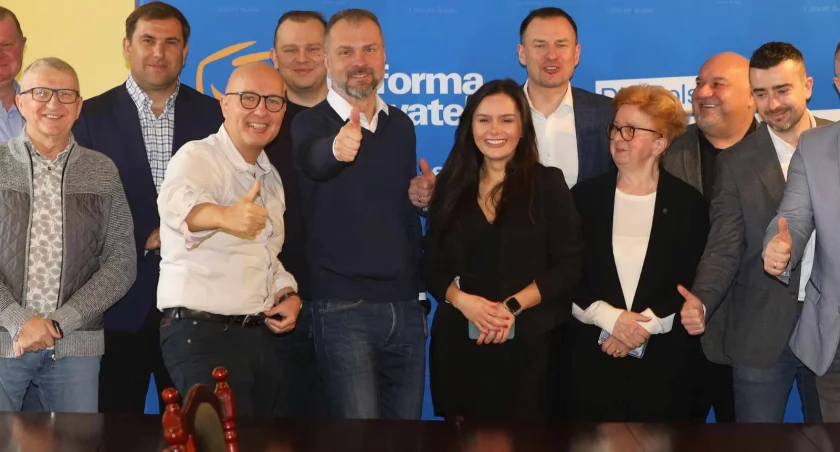 Zdjęcie: Jedno z przedwyborczych spotkań w biurze posła Roberta Kropiwnickiego. Fot. Andrzej Trzeciak. 