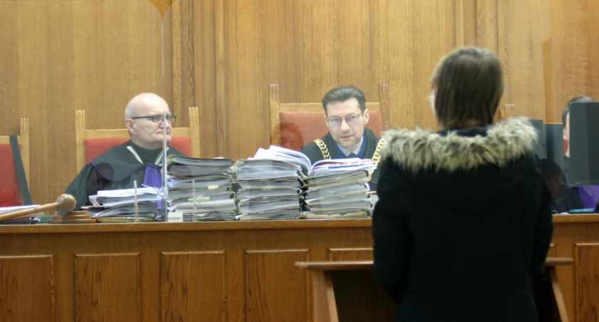 Zdjęcie: Sąd Okręgowy w Legnicy. Za stołem sędziowskim sędzia Kazimierz Leżak oraz ławnicy. Fot. Piotr Kanikowski
