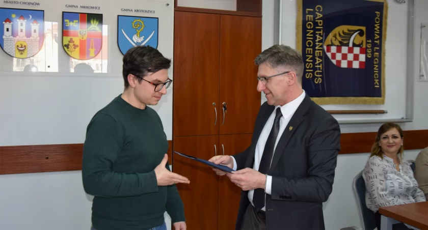 Zdjęcie:Starosta Legnicki Adam Babuśka i przedstawiciel firmy Via Ambra Sebastian Grabiński Fot.: Starostwo Powiatowe