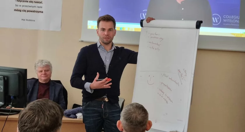zdjęcie: Radosław Mróz podczas zajęć w Collegium Witelona. Fot. Collegium Witelona Uczelnia Państwowa