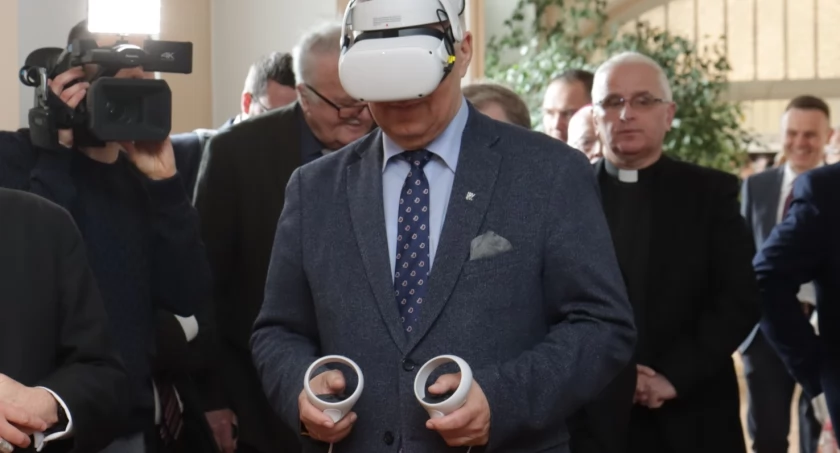 Zdjęcie: Prezydent Legnicy Tadeusz Krzakowski w wirtualnym świecie. Źródło: Facebook.pl/ Tadeusz Krzakowski