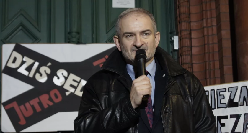 Zdjęcie: Prokurator Piotr Wójtowicz podczas protestu przeciwko ustawie kagańcowej w grudniu 2019 r. przed Sądem Okręgowym w Legnicy. Fot. Piotr Kanikowski 