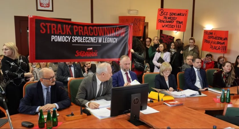 Zdjęcie: Protest pracowników MOPS i DPS na sesji Rady Miejskiej Legnicy 27 lutego 2023. Fot. Andrzej Trzeciak.