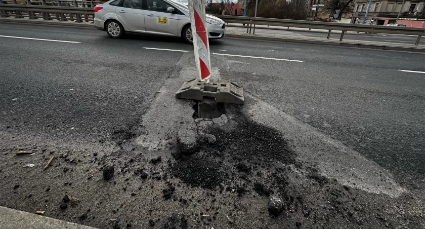 Zdjęcie: uszkodzenie na moście Fot.: Krzysztof Krzanowski