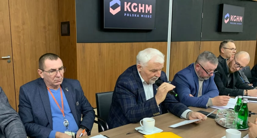 Zdjęcie. Negocjacje płacowe w KGHM.W centrum Ryszard Zbrzyzny, szef Związku Zawodowego Pracowników Przemysłu Miedziowego. Fot. Związkowiec ZZPPM.
