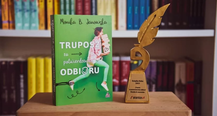 Zdjęcie: nagrodzona książka i statuetka  Fot.: FB Monika B. Janowska 